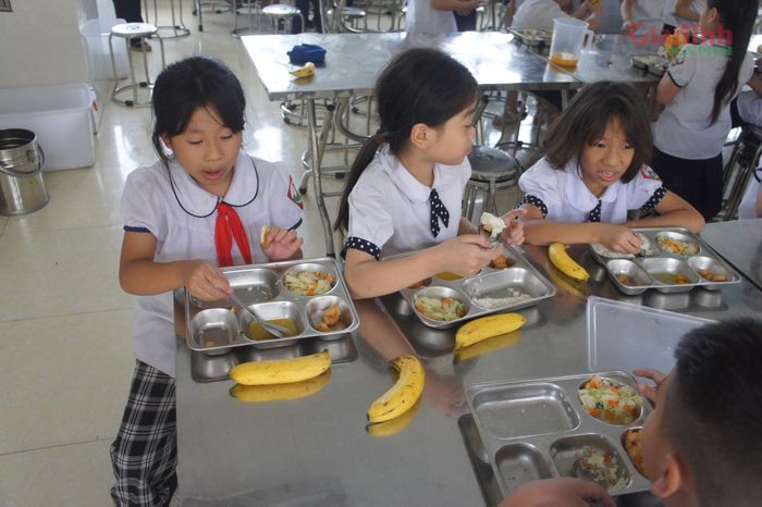 Khay cơm với đầy đủ cơm, canh, rau và các món giàu đạm (thịt, trứng) được các em học sinh hào hứng thưởng thức sau một buổi sáng học tập tích cực.