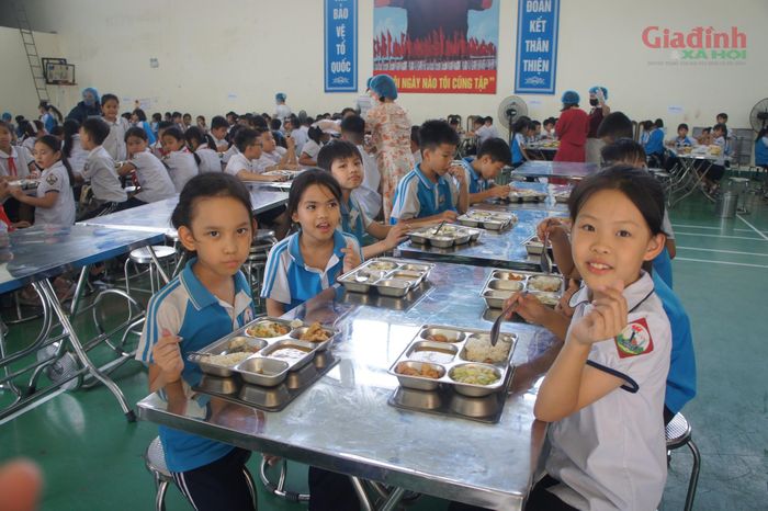Không khí giờ ăn bán trú diễn ra trật tự nhưng rộn rã tiếng cười nói của các cô cậu học trò lứa tuổi tiểu học.
