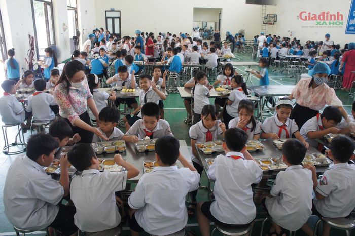 Khâu vệ sinh cá nhân trước bữa ăn được giám sát kỹ; các em học sinh rửa tay sạch sẽ tại các bồn rửa trước khi nhận khay cơm.