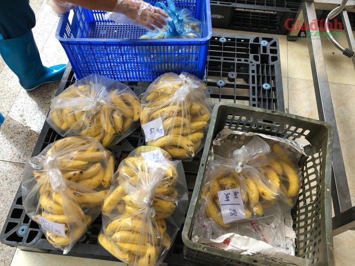 Bữa trưa ngày 24/9, suất cơm bán trú của học sinh trường Tiểu học Quảng Bị 1 có thịt kho trứng cút, thịt tẩm bột chiên, bắp cải xào, còn có món tráng miệng là chuối tiêu. 