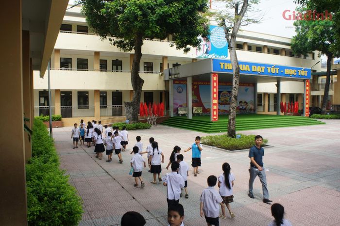 Vào khoảng thời gian gần 11h trưa, các em học sinh bắt đầu rời phòng học, xếp hàng ngay ngắn di chuyển về khu vực ăn bán trú của nhà trường.