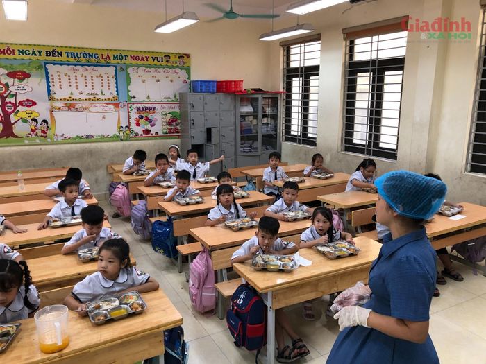 Do đặc thù địa bàn rộng, nhà trường tổ chức giảng dạy và sinh hoạt bán trú tại 2 cơ sở gồm điểm trường chính và phân hiệu Tốt Động (cách điểm chính khoảng 5 km). Quy mô học sinh đông cùng việc tổ chức bán trú cho toàn bộ học sinh ở cả hai điểm trường cũng đặt ra yêu cầu rất lớn về năng lực quản lý, điều kiện cơ sở vật chất cũng như sự giám sát chặt chẽ trong từng bữa ăn học đường hàng ngày.
