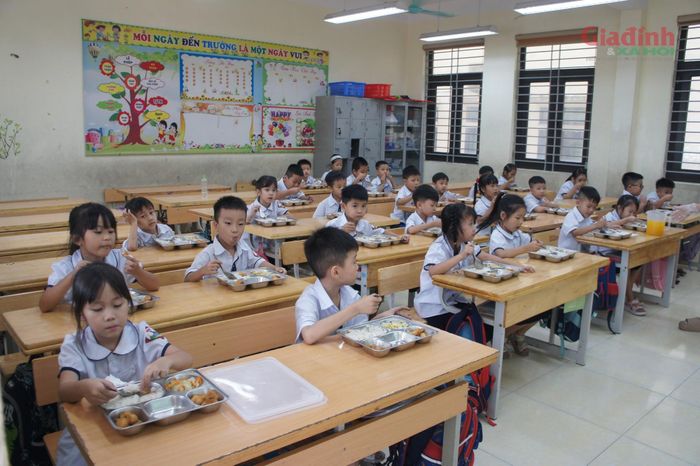 Do các em học sinh lớp 1 còn nhỏ tuổi, việc di chuyển và tự phục vụ tại nhà ăn đông người gặp nhiều khó khăn, nhà trường đã bố trí các xe đẩy chuyển khay ăn trực tiếp lên từng lớp học.