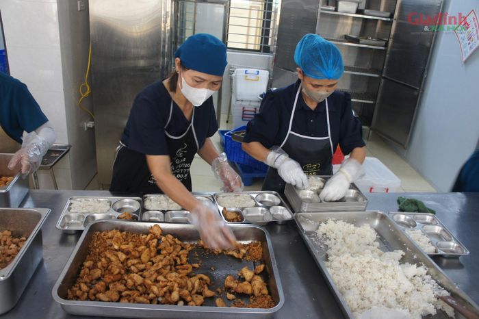Sau lùm xùm bị nghi sử dụng "thịt ôi", "tóp mỡ" và suất ăn 40.000 đồng không đủ định lượng, ghi nhận của phóng viên vào ngày 24/9 cho thấy, suất ăn bán trú tại trường Tiểu học Quảng Bị 1 đã có sự thay đổi nhất định. Từng món mặn gồm thịt tẩm bột chiên, thịt kho trứng, bắp cải xào được định lượng vào từng ngăn khay. Nhân viên cố gắng chia đều tay để khắc phục tình trạng suất nhiều, suất ít từng được cơ quan chức năng chỉ rõ.