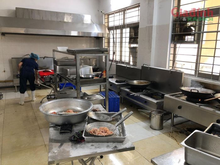 Sau giờ nấu nướng, khu vực bếp nấu chính đã được nhân viên thu dọn gọn gàng, sàn nhà được cọ rửa sạch sẽ, hạn chế tối đa tình trạng ẩm ướt và đọng dầu mỡ trơn trượt từng bị đoàn kiểm tra nhắc nhở.