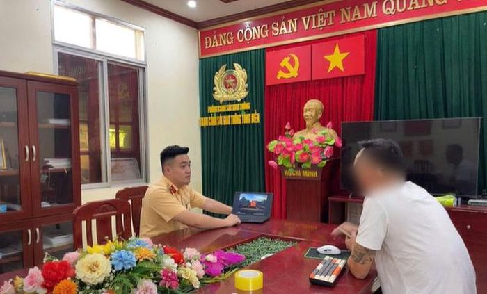 Tài xế làm việc với cơ quan chức năng. Ảnh: Cục CSGT