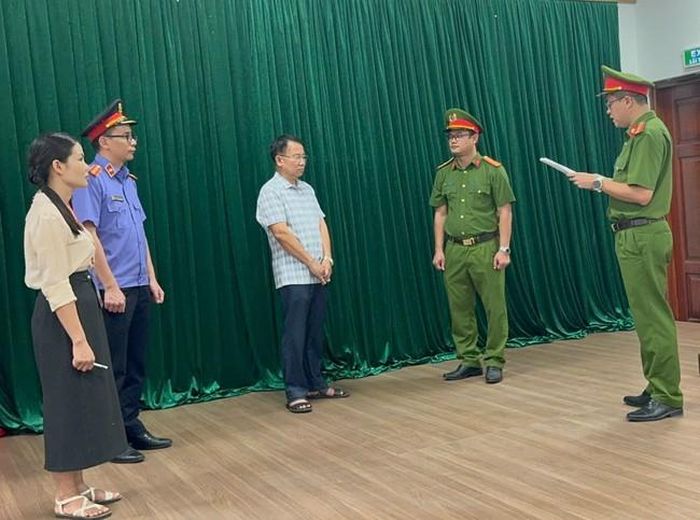 Cơ quan điều tra, Công an TP Bắc Ninh tống đạt các quyết định tố tụng đối với bị can Nguyễn Văn Quỳnh - (ảnh CABN).