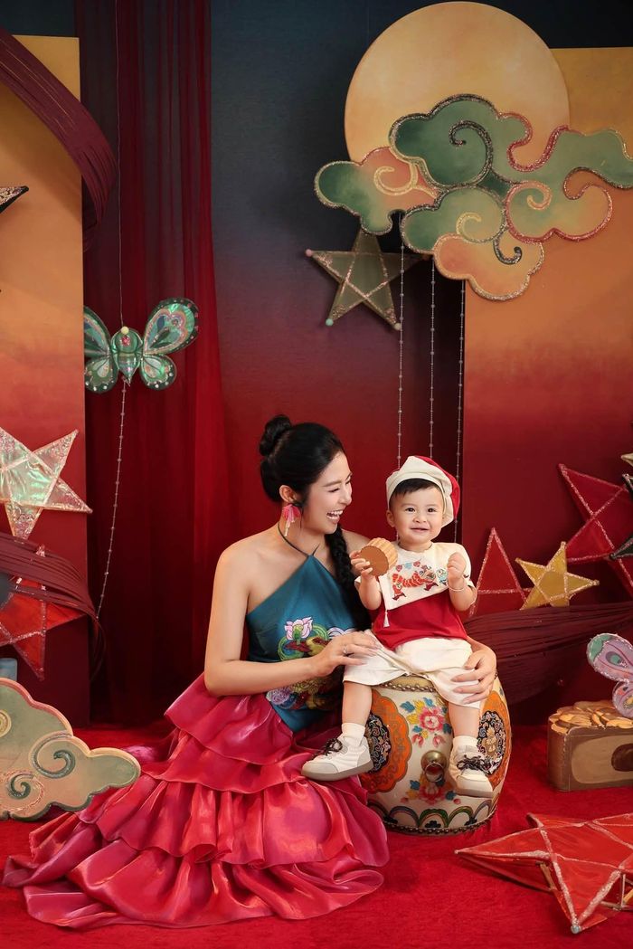 "Trung thu năm nay thật đặc biệt, bởi bên Hân đã có thêm một “em bé mùa trăng” đáng yêu thế này", Hoa hậu Ngọc Hân viết trên trang cá nhân.