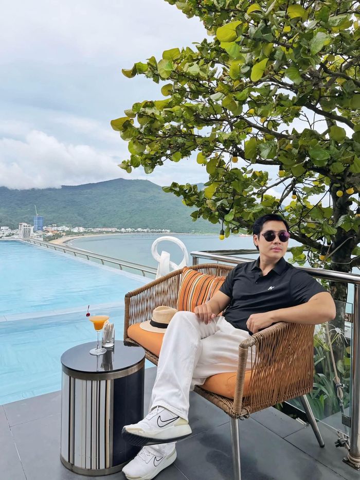 MC Nguyên Khang chia sẻ hình ảnh tận hưởng phút giây thư giãn trong khung cảnh thơ mộng nơi địa điểm du lịch biển tại Đà Nẵng.
