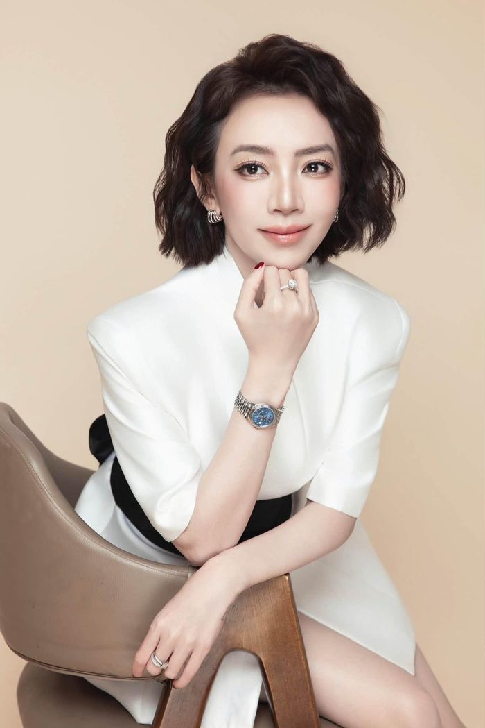Diễn viên Thu Trang chia sẻ hình ảnh xinh tươi, thời trang trẻ trung, quyến rũ. Nữ diễn viên vừa dự Lễ trao giải Cuộc thi Phim ngắn Việt Nam 2026 và cùng đạo diễn Hàm Trần trao giải thưởng "Đạo diễn xuất sắc nhất".