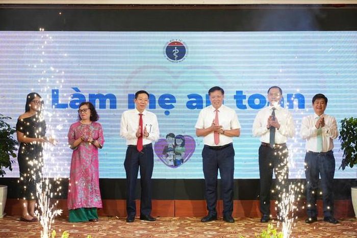 Các đại biểu thực hiện nghi thức phát động Tuần lễ Làm mẹ an toàn năm 2026.