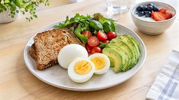 Đưa trứng vào bữa sáng vì thế có thể giúp tăng lượng protein của bữa ăn, nhất là với những người thường ăn bánh mì, cháo hoặc các món giàu tinh bột. Ảnh minh họa AI.
