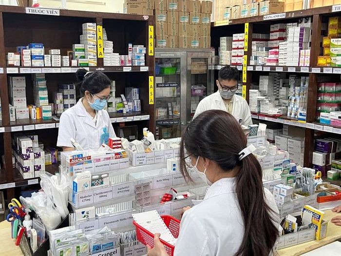 Vai trò của dược sĩ trong bệnh viện không chỉ dừng lại ở việc cung ứng, bảo quản, cấp phát thuốc mà còng là người thường xuyên tiếp xúc với người bệnh. Họ tư vấn và đảm bảo rằng người bệnh sử dụng thuốc một cách an toàn và hiệu quả. Trong ảnh chuẩn bị thuốc cho người bệnh tại Bệnh viện Nhi đồng 1 TP HCM. Ảnh BV CC