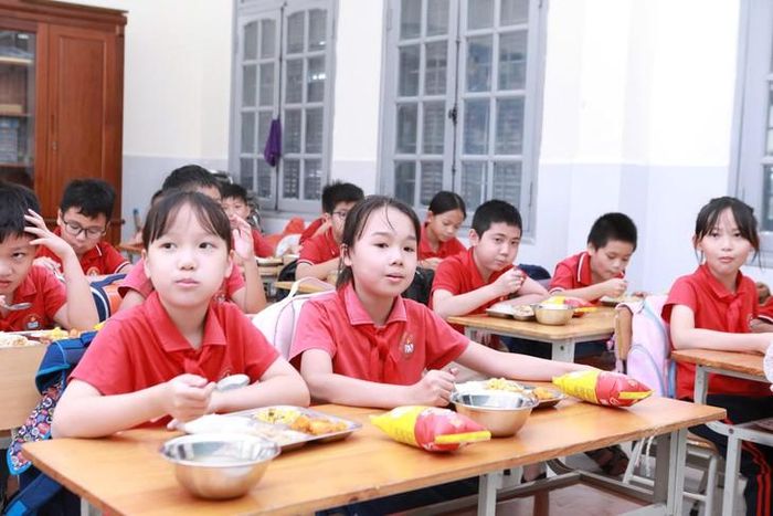 Bữa ăn bán trú của học sinh Hà Nội.