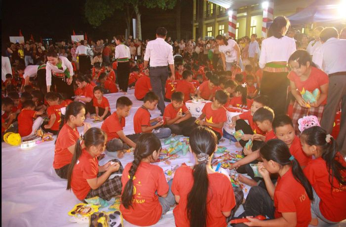 Niềm vui phá cỗ trung thu của trẻ. Ảnh: Vương Long