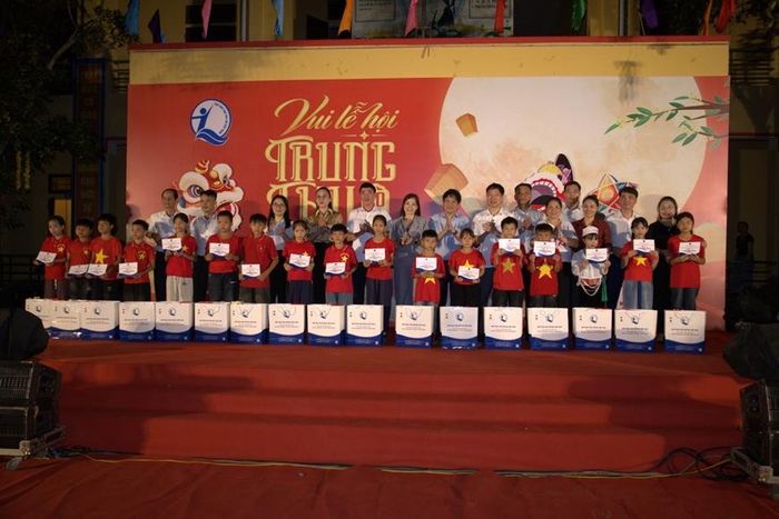 Ban tổ chức trao quà và học bổng cho trẻ em Phú Thọ. Ảnh: Vương Long