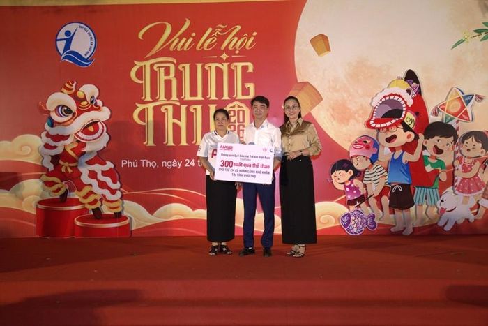 Đại diện nhà tài trợ trao biển tượng trưng hỗ trợ cho trẻ em có hoàn cảnh khó khăn tỉnh Phú Thọ thông qua Quỹ Bảo trợ trẻ em Việt Nam. Ảnh: Vương Long