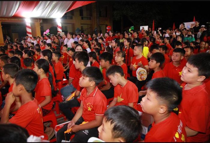 Hàng trăm em nhỏ háo hức chờ đón chương trình 'Vui Trung thu'. Ảnh: Vương Long