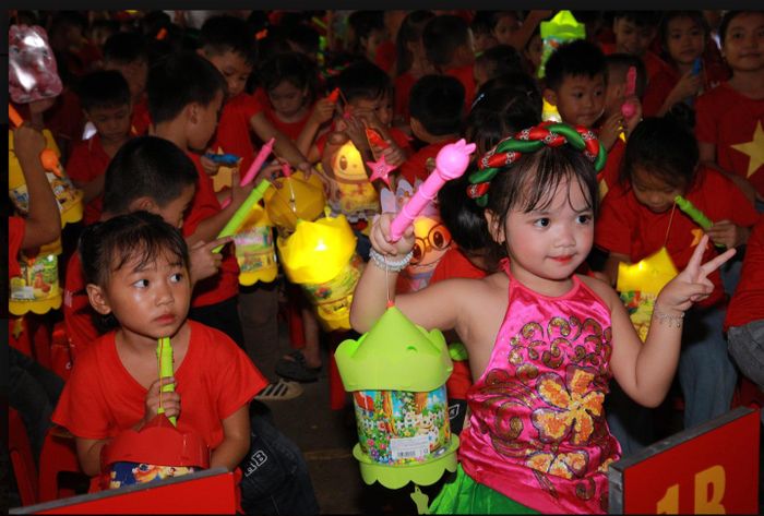 Những chiếc đèn lồng xinh xắn tỏa sáng cùng các em nhỏ trong đêm hội 'Vui Trung thu'. Ảnh: Vương Long