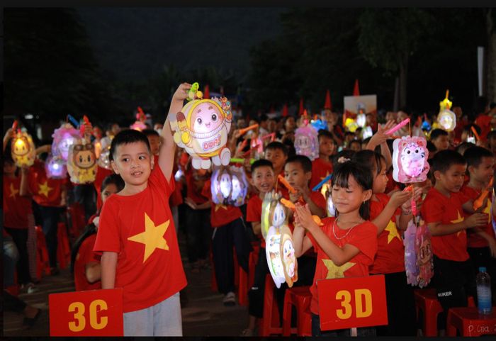 Niềm vui được nhận quà của trẻ. Ảnh: Vương Long