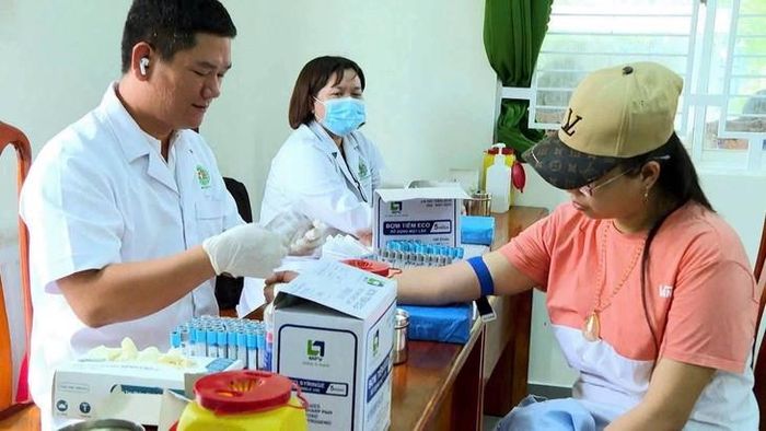 Nhân viên Bệnh viện Lê Văn Thịnh lấy máu xét nghiệm trong đợt khám sức khỏe toàn dân tại xã Long Hải, TPHCM. Ảnh: BVCC