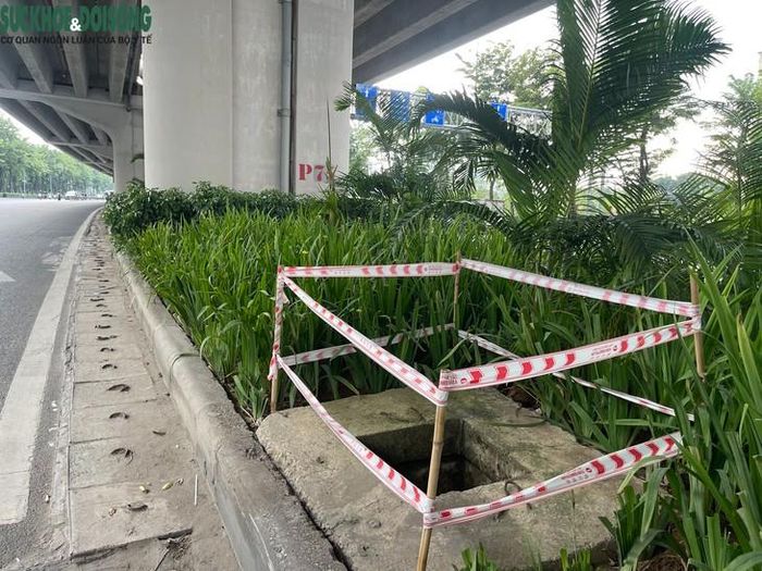Không chỉ trên vỉa hè, nhiều vị trí nằm ngay dưới đường Vành đai 3 trên cao cũng ghi nhận tình trạng hố ga bị mất nắp. Ảnh: Phúc Đức