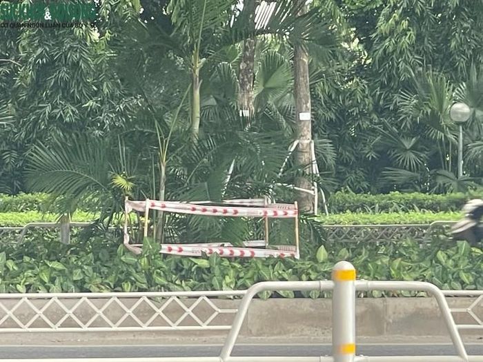 Phó Chủ tịch UBND TP Hà Nội Trương Việt Dũng đã ký ban hành công văn về việc nâng cao trách nhiệm, tăng cường quản lý, duy tu, duy trì hệ thống thoát nước, bảo đảm an toàn khi xảy ra mưa lớn, úng ngập. Theo đó, UBND TP yêu cầu Sở Xây dựng, Sở Nông nghiệp và Môi trường, UBND các xã, phường, theo phạm vi, địa bàn được giao quản lý nâng cao tinh thần trách nhiệm, tuyệt đối không chủ quan, lơ là trong công tác quản lý, duy tu, duy trì, vận hành hệ thống thoát nước và tổ chức ứng trực khi xảy ra mưa, úng ngập; xác định bảo đảm an toàn tính mạng, tài sản của nhân dân là yêu cầu ưu tiên hàng đầu. Ảnh: Phúc Đức