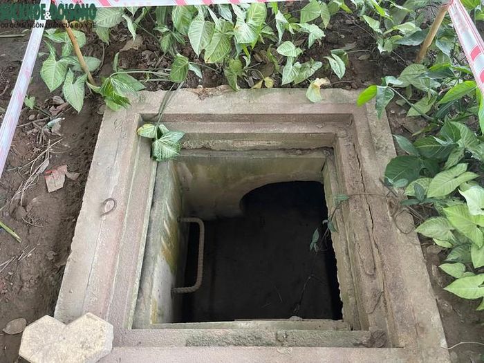 Phần nắp cống của hố ga bị mất, để lộ khoảng trống bên dưới. Xung quanh, những khóm cây xanh phát triển khá dày khiến miệng hố phần nào bị che khuất. Ảnh: Phúc Đức