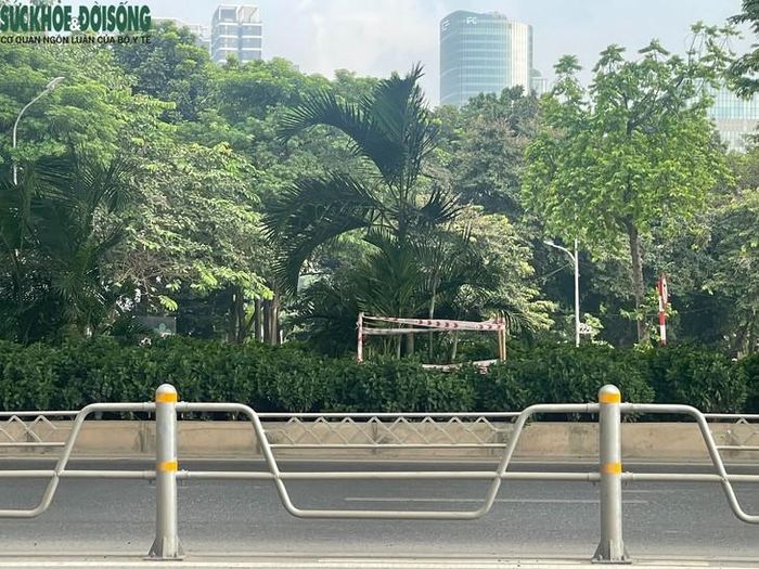 TP Hà Nội yêu cầu các đơn vị duy tu, duy trì tăng cường kiểm tra, nạo vét, khơi thông hệ thống thoát nước; rà soát toàn bộ các hố ga, miệng thu nước, nắp đậy, tấm đan và các công trình thoát nước thuộc phạm vi quản lý, đặc biệt tại các tuyến đường, khu vực thường xuyên xảy ra úng ngập và các vị trí tiềm ẩn nguy cơ mất an toàn.Kịp thời phát hiện, sửa chữa, thay thế các nắp hố ga, tấm đan bị mất, hư hỏng, xô lệch, xuống cấp… không bảo đảm an toàn. Đối với các vị trí chưa thể khắc phục ngay, phải kịp thời rào chắn, cảnh báo, bố trí lực lượng kiểm soát và có biện pháp bảo đảm an toàn, không để xảy ra tai nạn đối với người và phương tiện. Ảnh: Phúc Đức