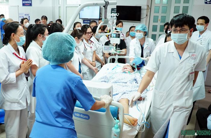 Chỉ ít ngày trước, nữ nhân viên y tế vẫn quay cuồng với công việc cứu chữa người bệnh. Chị ra đi quá đột ngột khiến tất cả đồng nghiệp đều bàng hoàng, thương xót. Ảnh: Lê Bảo