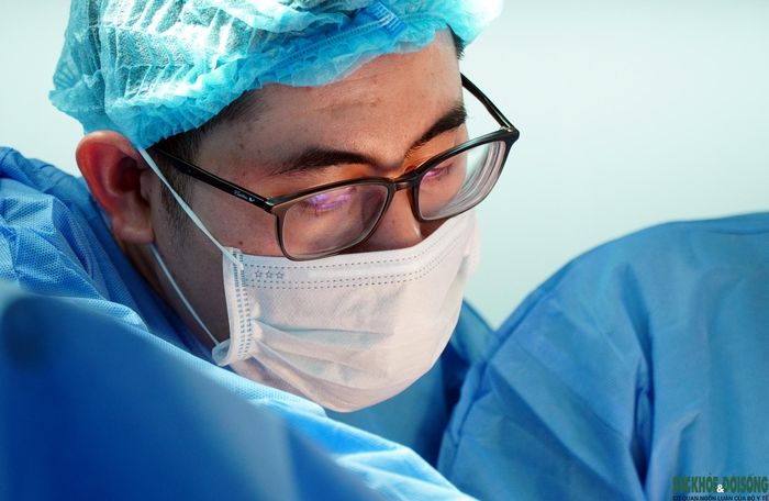 Dù mạnh mẽ đến đâu, những bác sĩ thực hiện lấy tạng cũng không thể giấu được cảm xúc. Ảnh: Lê Bảo