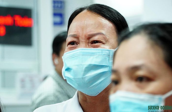 Và hơn 1.000 nhân viên y tế BVĐK Xanh Pôn mất đi một người đồng nghiệp gắn bó hơn 3 thập kỷ. Ảnh: Lê Bảo