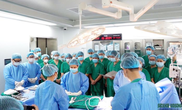 Các bác sĩ trong ê-kíp lấy tạng thực hiện nghi lễ tri ân, tiễn biệt đồng nghiệp lần cuối. Ảnh: Lê Bảo