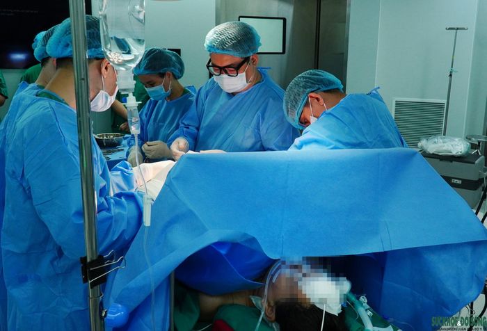 Lá gan được chuyển đến Bệnh viện Hữu nghị Việt Đức để thực hiện ghép. Riêng 2 quả thận được ghép ngay tại bệnh viện cho 2 người, trong đó có 1 người là cháu của nữ nhân viên y tế. Ảnh: Lê Bảo