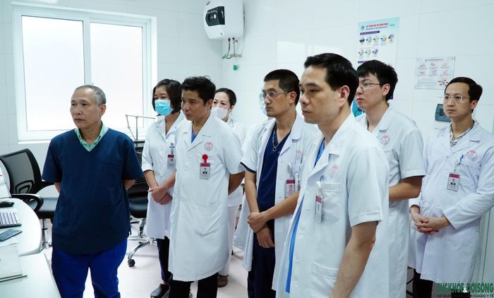 Sau khi đánh giá chuyên môn, các bác sĩ tiến hành lấy 2 quả thận và lá gan. Ảnh: Lê Bảo