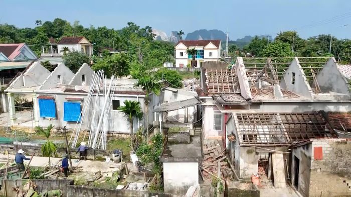 Người dân thôn Kim Nhan 2, xã Anh Sơn, tự tháo dỡ nhà cửa, công trình để bàn giao mặt bằng mở rộng Nghĩa trang liệt sĩ Việt - Lào. Ảnh: Hữu Minh.