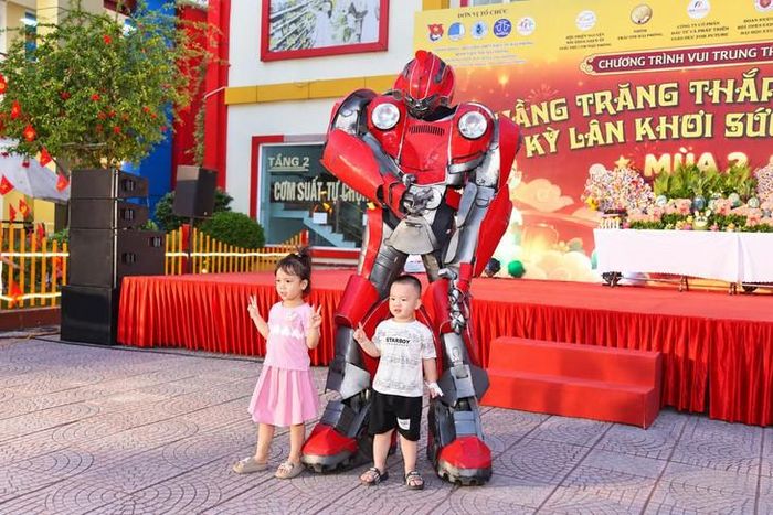 Các bé tranh thủ tạo dáng trước đêm hội. Ảnh; BVCC