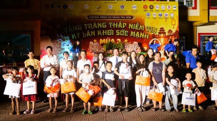 Những phần quà ấm áp, yêu thương của nhà tài trợ và bệnh viện Nhi dành tặng các bé trong đêm hội Trung thu. Ảnh: TD