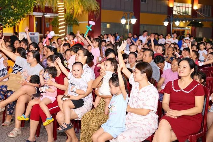 Các bé cùng người nhà đón Trung thu tại viện. Ảnh: BVCC