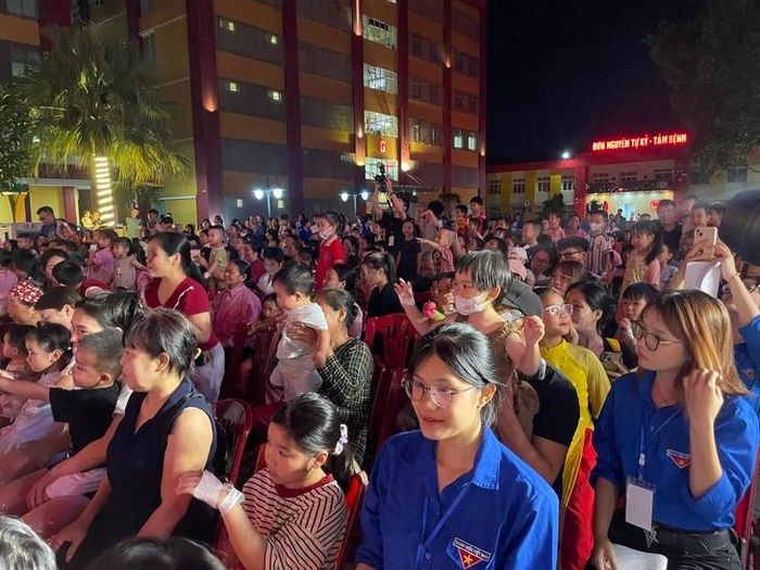 Hàng trăm bệnh nhi thích thú tham gia vui Trung thu. Ảnh: Thùy Dung