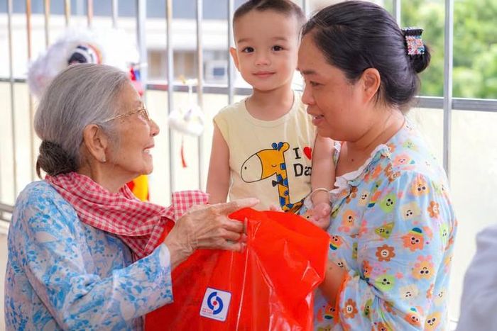Các bệnh nhi được nhận quà Trung thu. Ảnh: BV cung cấp