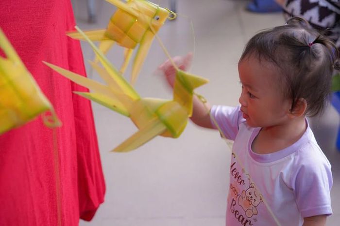 Bệnh nhi thích những chiếc đèn trung thu được làm từ lá dừa. Ảnh: BV cung cấp