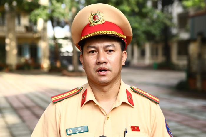 “Phụ huynh phải thường xuyên nhắc nhở, quản lý việc tham gia giao thông của con em, tuyệt đối không giao xe khi các cháu chưa đủ tuổi, chưa đủ điều kiện điều khiển. Gia đình cần chịu trách nhiệm ngay từ việc lựa chọn và giao phương tiện cho con”, Thiếu tá Lê Học Sỹ cho biết. (Ảnh Thành Long)