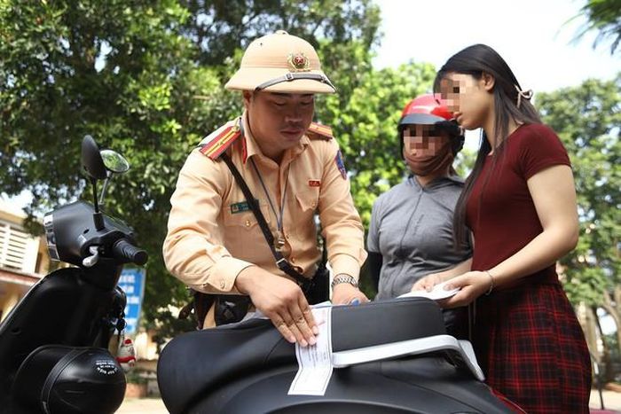 Công an xã, CSGT phối hợp với nhà trường kiểm tra bãi xe học sinh tại Phúc Lộc, Hà Nội. Các trường hợp điều khiển xe trên 50cc khi chưa đủ tuổi bị tạm giữ phương tiện, phụ huynh giao xe cũng bị xử lý. (Ảnh Thành Long)
