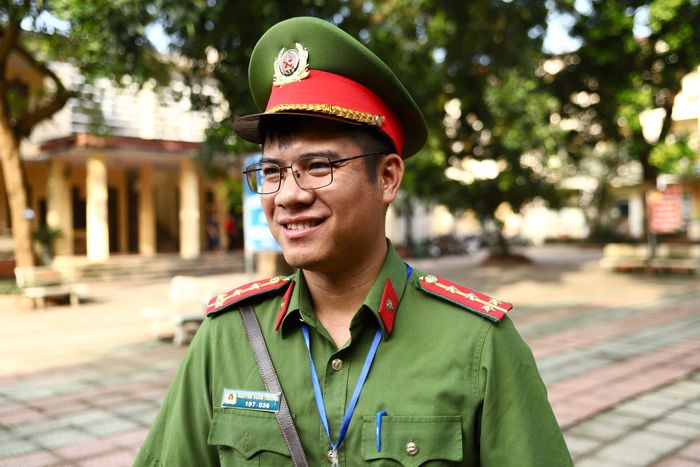“Qua kiểm tra, tình trạng học sinh vi phạm các quy định về giao thông vẫn còn, trong đó chủ yếu là các lỗi như không đội mũ bảo hiểm, phương tiện không có biển số, không có gương chiếu hậu”, Đại úy Nguyễn Xuân Trường cho biết. (Ảnh Thành Long)