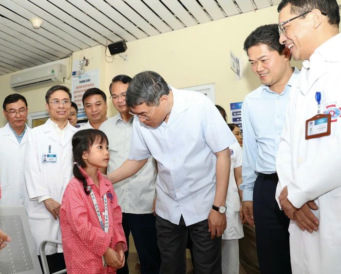 Thủ tướng thăm hỏi, động viên các bệnh nhi. Ảnh: Trần Minh