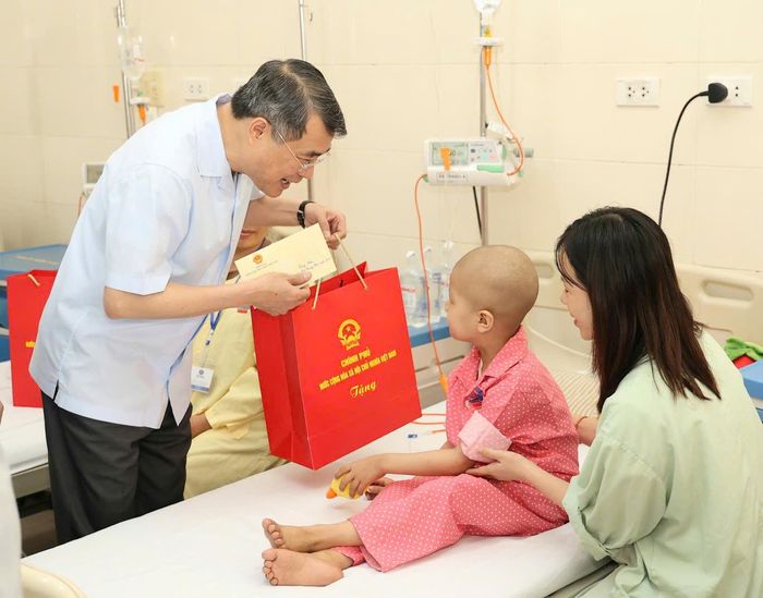 Thủ tướng Lê Minh Hưng thăm hỏi, tặng quà bệnh nhi đang điều trị tại Bệnh viện. Ảnh: Trần Minh