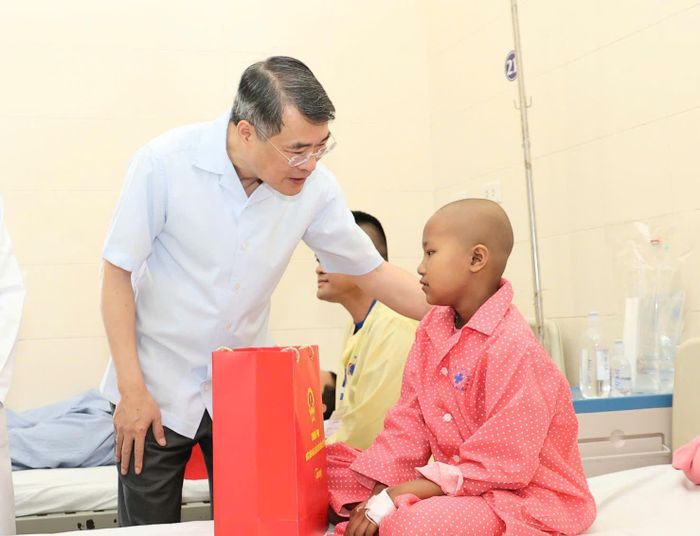 Thủ tướng Lê Minh Hưng thăm hỏi, tặng quà, chúc sức khoẻ bệnh nhi đang điều trị tại Bệnh viện. Ảnh: Trần Minh