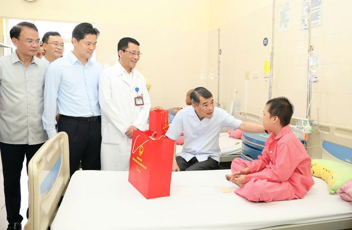 Thủ tướng Lê Minh Hưng thăm hỏi, tặng quà các bệnh nhi đang điều trị tại Bệnh viện. Ảnh: Trần Minh