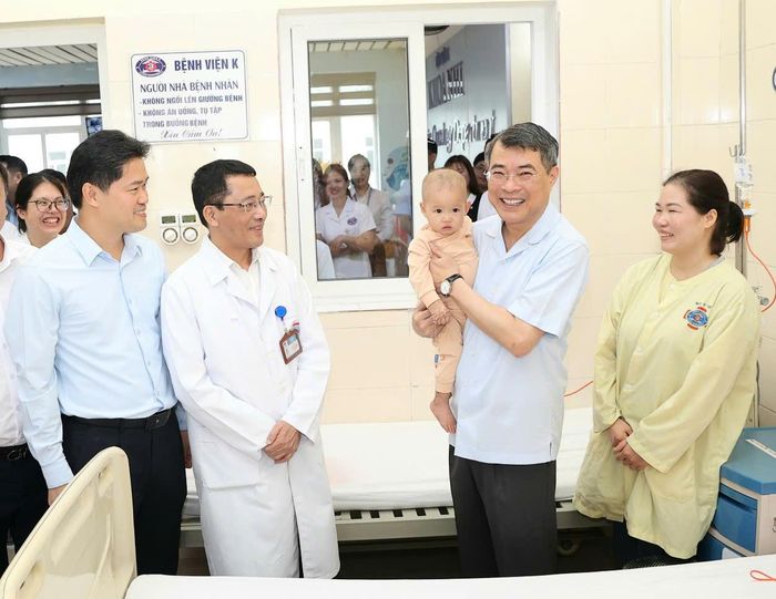Thủ tướng thăm, chúc sức khoẻ bệnh nhi. Ảnh: Trần Minh